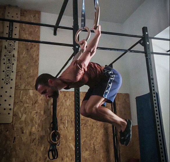 Istruttore esegue un esercizio di Calisthenics nella palestra di Alghero